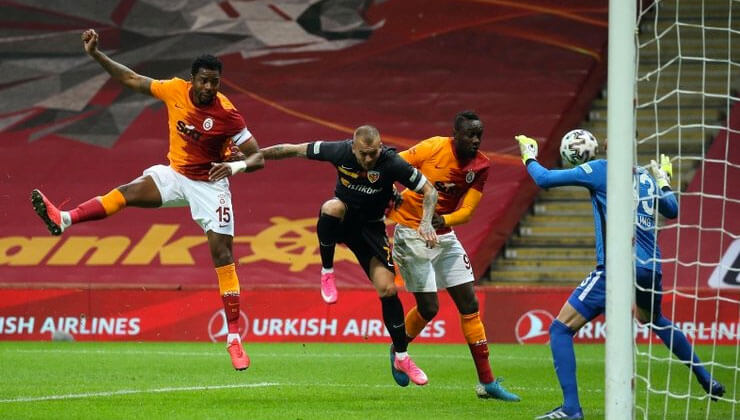 PASTALAR ORDULU KADINLARIN ELİNDE ŞEKİL ALIYOR